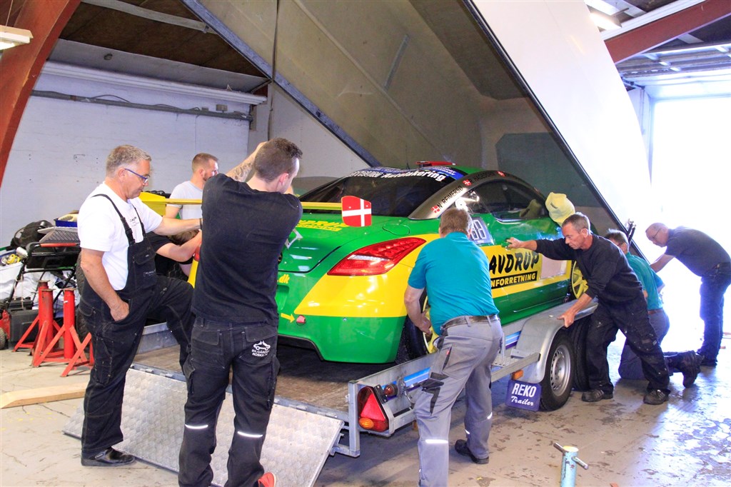 Hele Teamet er samlet for at få pakket det servicevognen og trailer.)
(Foto: HM Motorsport)